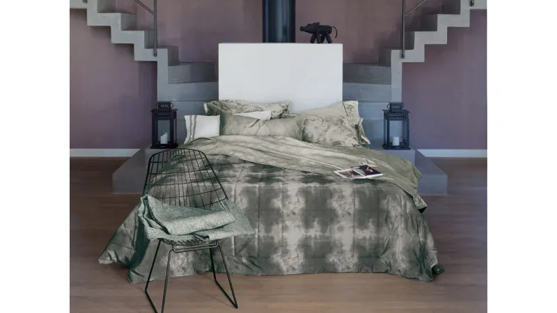 letto con trapunta verde militare