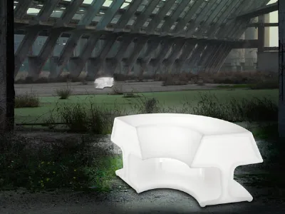 modello seduta sit-up bianco illuminato in esterno