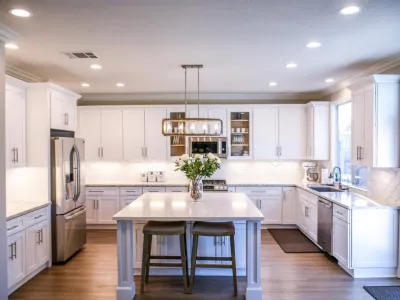 Una cucina arredata con mobili e accessori in stile moderno