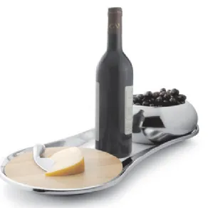 Centrotavola con vino, olive e formaggio