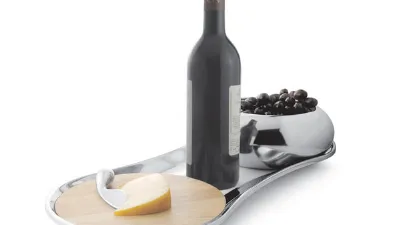 Centrotavola con vino, olive e formaggio