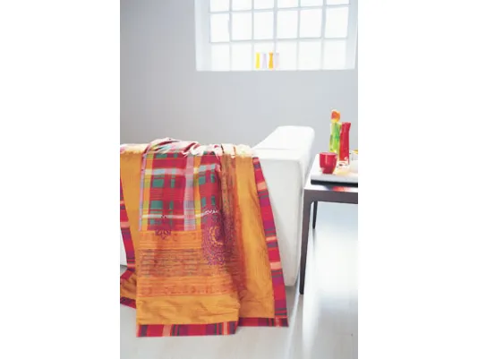 divano con coperta colorata