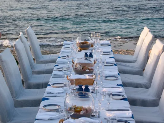 tavola apparecchiata in riva al mare