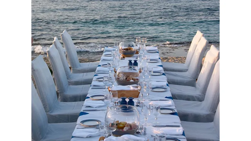 tavola apparecchiata in riva al mare