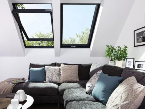 Finestre a bilico in PVC FAKRO: la nuova finitura antracite