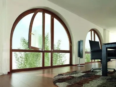 ampia porta-finestra ad arco con cornici in legno,