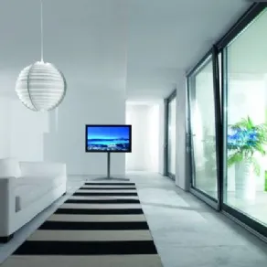 zona living con divano banco, tappeto a righe bianche e nere, lampada sferica in carta, parete finestrata
