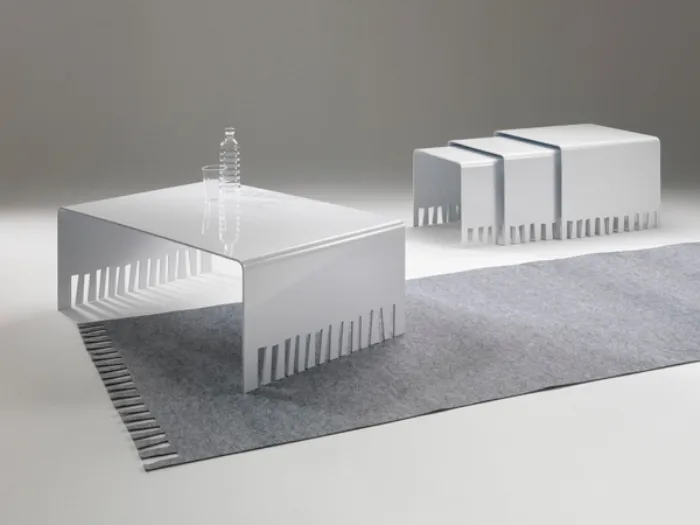 Tavolino bianco su tappeto a frange