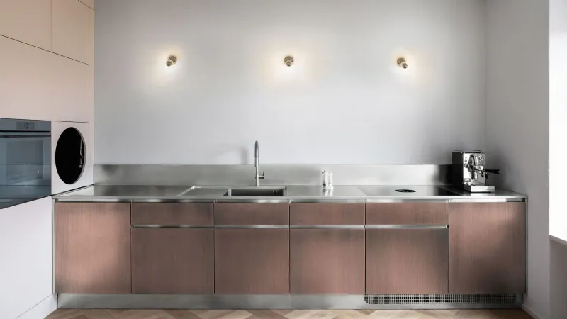 Abimis - Cucina Atelier: finitura ramata su acciaio inox