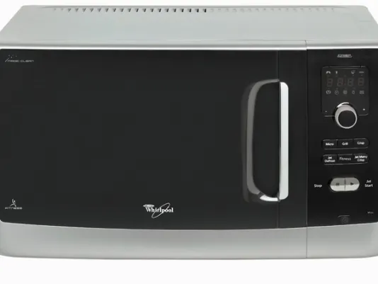 forno a microonde con sportello nero chiuso
