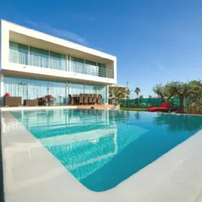 Villa moderna con piscina di design in Francia