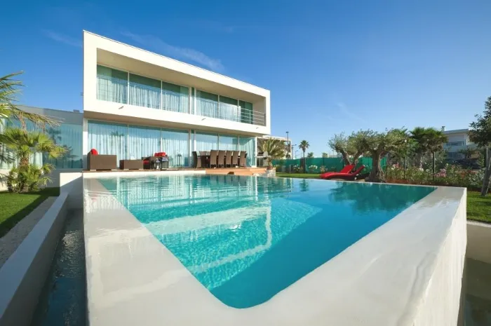Villa moderna con piscina di design in Francia