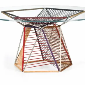 tavolino circolare in vetro trasparente su base in tubi d'acciaio e stringhe di cuoio colorate