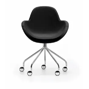 sedia rivestita in pelle nera con cinque gambe con rotelle