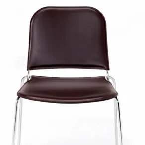 sedia rivestita in cuoio marrone con tubolari in acciaio