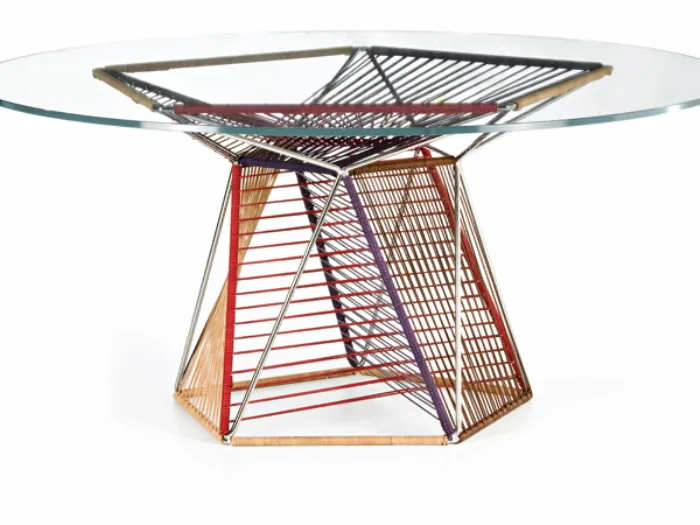 tavolino circolare in vetro trasparente su base in tubi d'acciaio e stringhe di cuoio colorate