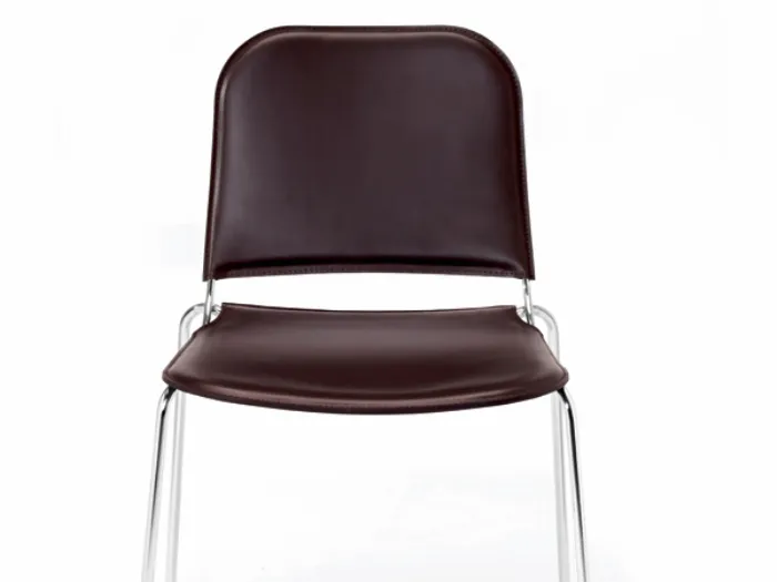 sedia rivestita in cuoio marrone con tubolari in acciaio