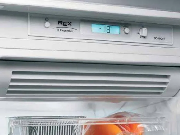 particolare del display digitale del congelatore impostato su -18°