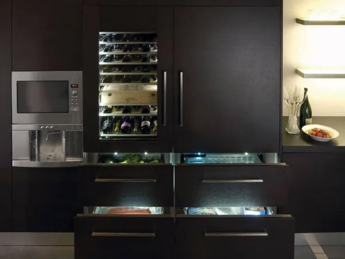 frigorifero nero a doppia anta chiuso con porzioni trasparenti su cassetti e porta di sinistra