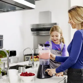 mamma e figlia che cucinano insieme