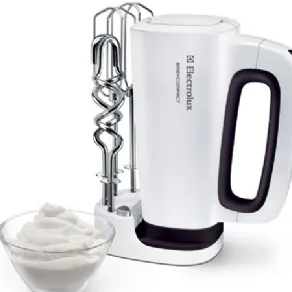 Albume montato a neve con frullatore