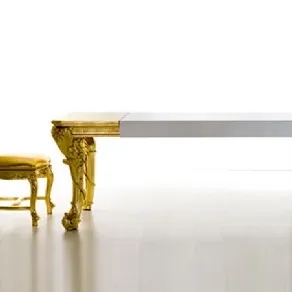 tavolo squadrato bianco con porzione finale in oro stile barocco, sedia abbinata