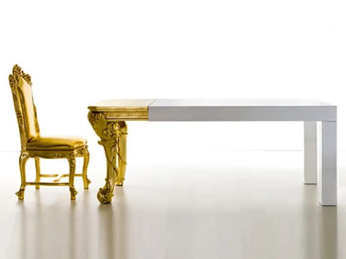 tavolo squadrato bianco con porzione finale in oro stile barocco, sedia abbinata