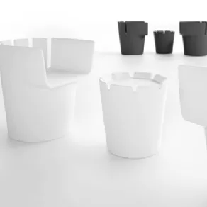tavolino e due poltrone design bianche, sullo sfondo di colore antracite