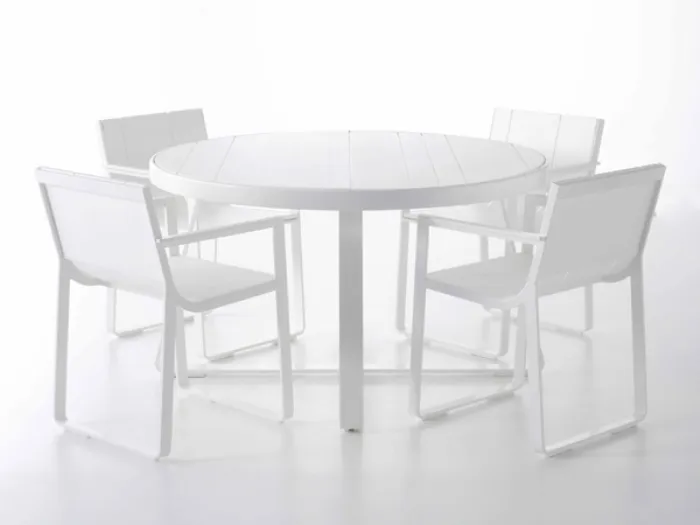 tavolino tondo e quattro sedie color bianco