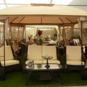 Gazebo arredato come salotto