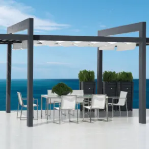 Gazebo con tavolo e sedie vicino al mare