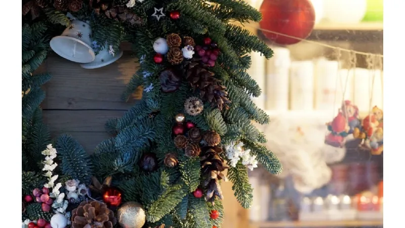 Decorazione Natalizia in Rattan con Pianta Artificiale con 20 LED Bianchi Caldi Ornamenti Appesi Decorazione Albero di Natale-Fiori Rossi Aeeing Ghirlanda Natalizia da 6 Piedi 