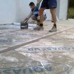 Operai a lavoro per impermeabilizzare un terrazzo