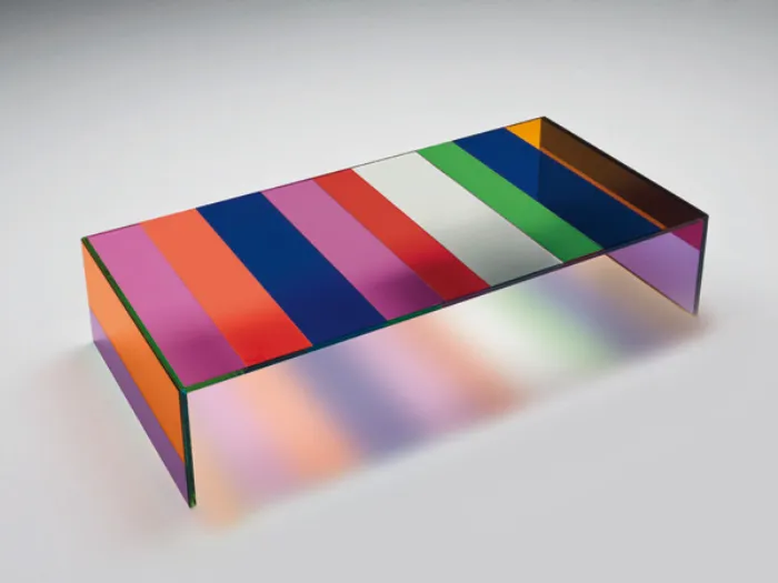 tavolino in cristallo trasparente a fasce colorate