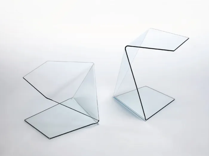 tavolini design in cristallo trasparente con piegature geometriche 
