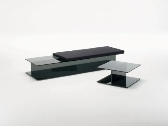 tavolino e panca composti da tre lastre di cristallo trasparente nero, cuscino per panca nero