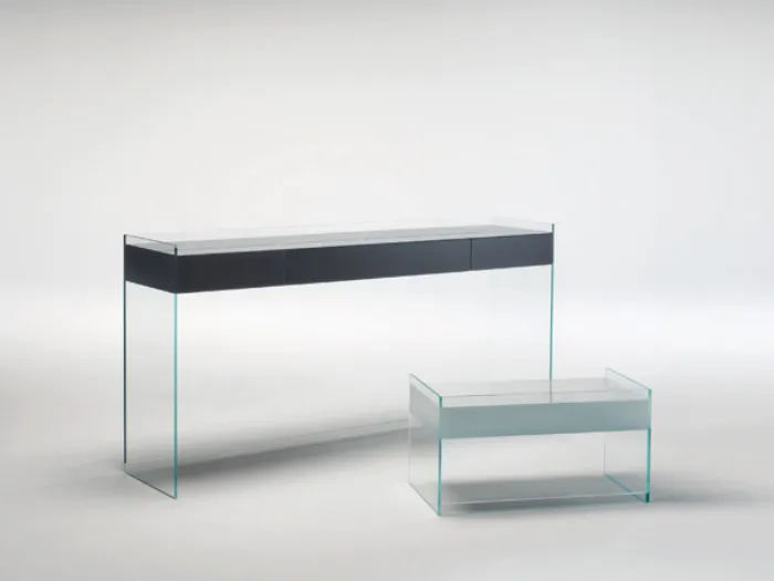 tavolino e panca composti da tre lastre di cristallo trasparente nero, cuscino per panca nero