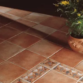 Pavimento in gres porcellanato ad effetto cotto decorato