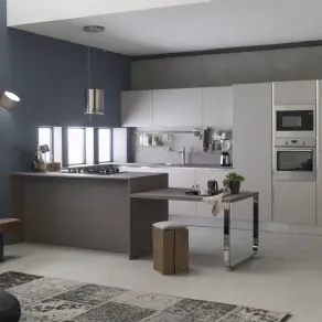 cucina grigio chiara e parete azzurra