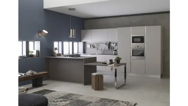 cucina grigio chiara e parete azzurra
