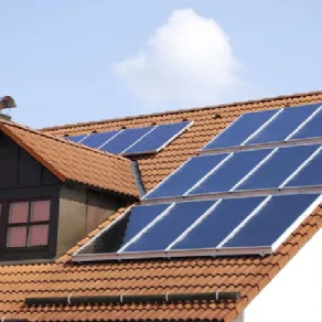 tetto con pannelli solari e fotovoltaici