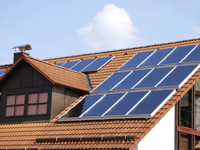 tetto con pannelli solari e fotovoltaici