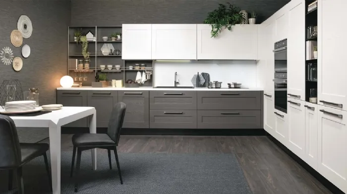 Cucina moderna di Lube in bianco e grigio