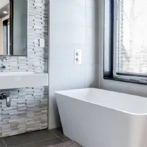 Bagno moderno piccolo in toni di grigio