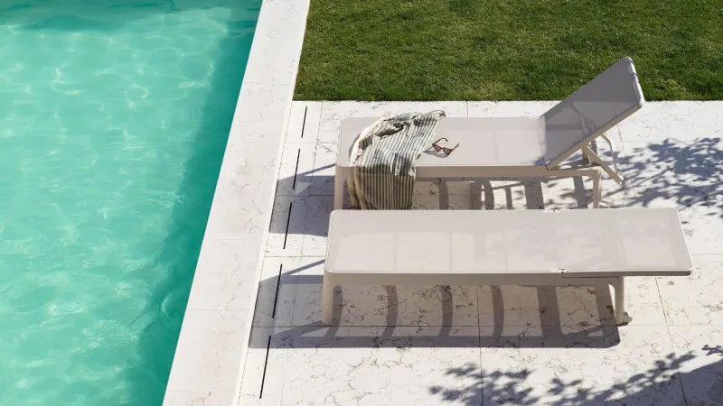 lettino minimal bianco piscina