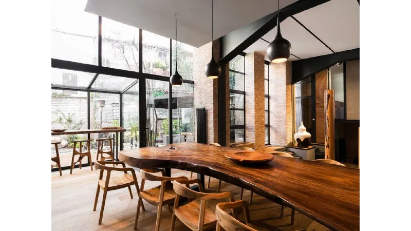 Il grande tavolo in legno nella sala da pranzo