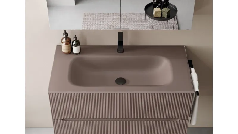 Top con lavabo integrato in cristallo acidato e base compatta in laccato opaco Medioevo per questa composizione di Smyle di Blob by Ideagroup