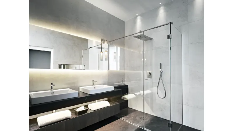 Una luce diffusa, una direzionale e una decorativa rendono il bagno ben illuminato