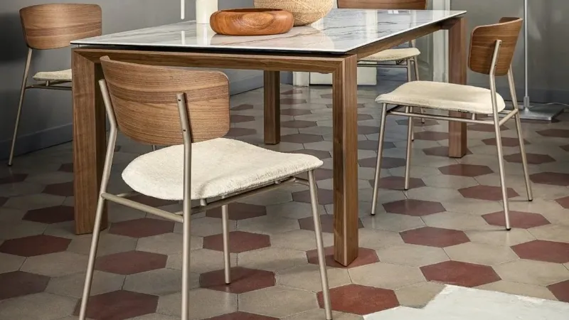 Fifties wood Calligaris, con schienale in legno, si ispira agli anni ’50 del secolo scorso