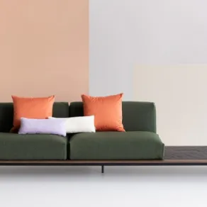 Il divano Graphic Design di Potocco con tavolino laterale	